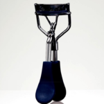 SIGNATURE EYELASH CURLER - Фірмові щипці для завивки вій